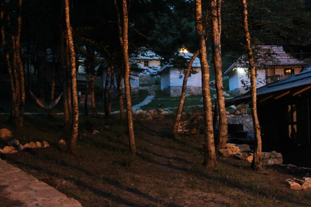 Camp Divlja Rijeka Hotel Hum Екстериор снимка