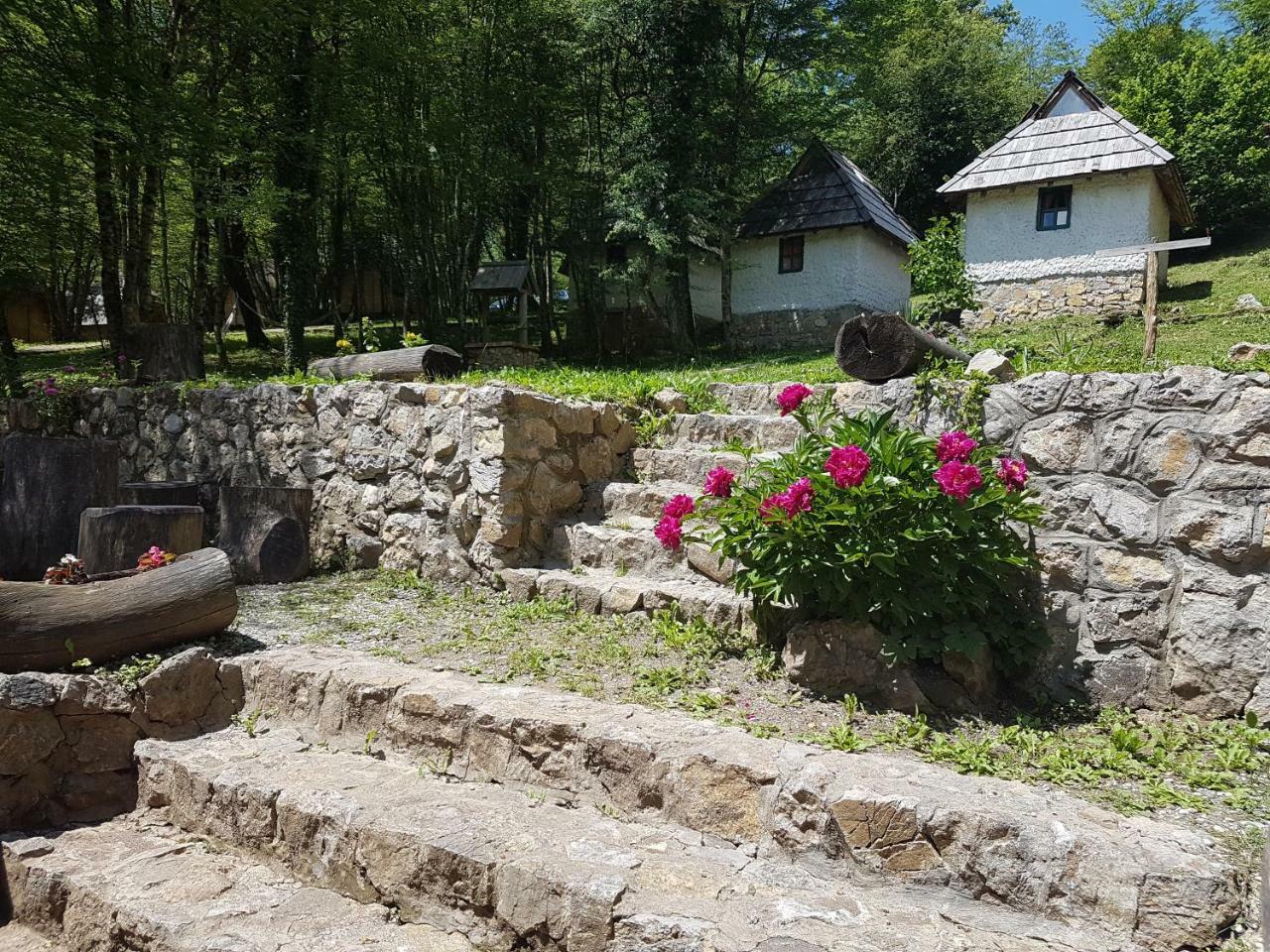 Camp Divlja Rijeka Hotel Hum Екстериор снимка